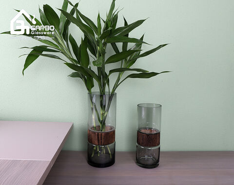 Cerca de vaso decorativo de vidro cilíndrico cinza de 10 polegadas para flor com decoração de madeira