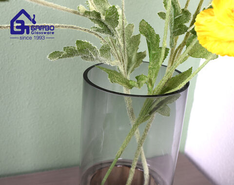 Alrededor del florero decorativo de cristal cilíndrico gris de 10 pulgadas para la flor con la decoración de madera