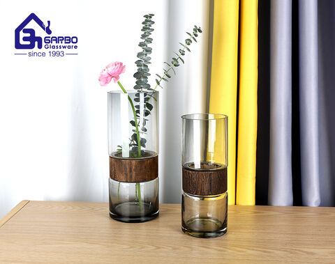 مزهرية زجاجية أسطوانية رمادية اللون مقاس 10 بوصة تقريبًا للزهور ذات ديكور خشبي