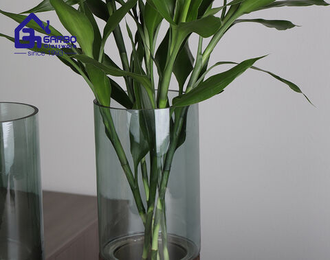 Vaso in vetro per fiori di colore grigio spruzzato fatto a mano con parte decorativa in legno