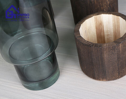 مزهرية زجاجية مصنوعة يدوياً من الزجاج باللون الرمادي مع جزء ديكور خشبي