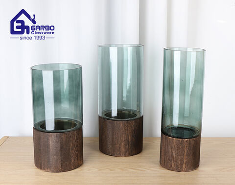 Handgefertigte zylinderförmige Blumenvase aus grauem Glas mit dekorativer Holzteilhülse
