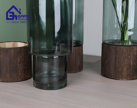 Handgefertigte zylinderförmige Blumenvase aus grauem Glas mit dekorativer Holzteilhülse