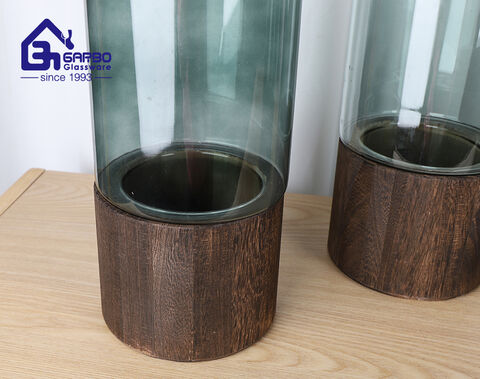 Vase à fleurs en verre de couleur gris cylindrique fait à la main avec manchon en bois décoratif