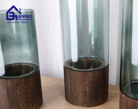 手作りのシリンダーグレー色のガラスの花瓶、装飾木製部分スリーブ付き