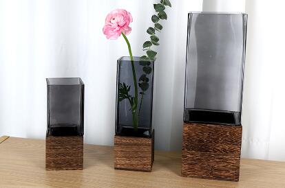 Luxuriöse graue Vasen aus einfarbigem Glas mit Holzsockel für den europäischen Markt