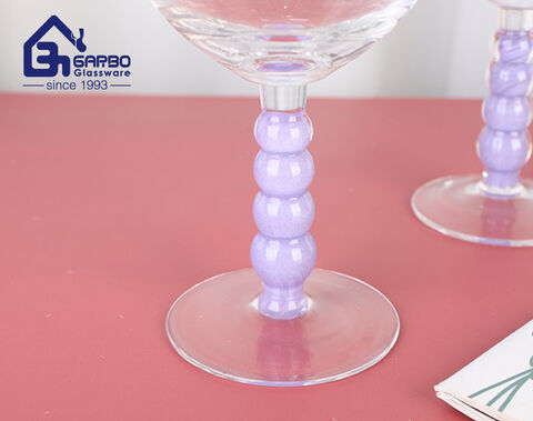 Kreatives Design 20oz Glas Rotweinglas mit lilafarbenem Perlenstiel