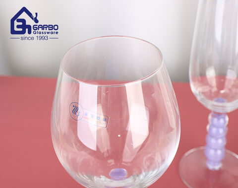 Copa de vino tinto de vidrio de diseño creativo de 20 oz con tallo de cuentas de color púrpura