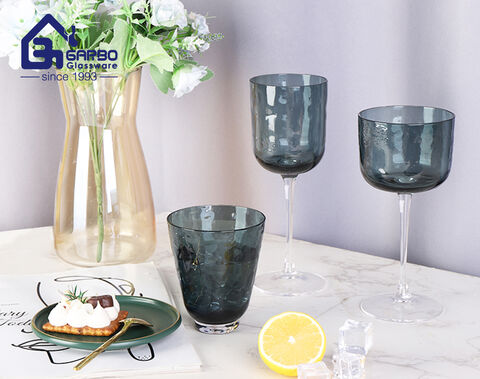 Coffret cadeau de verres à vin en verre de couleur unie gris fait à la main pour une utilisation en fête