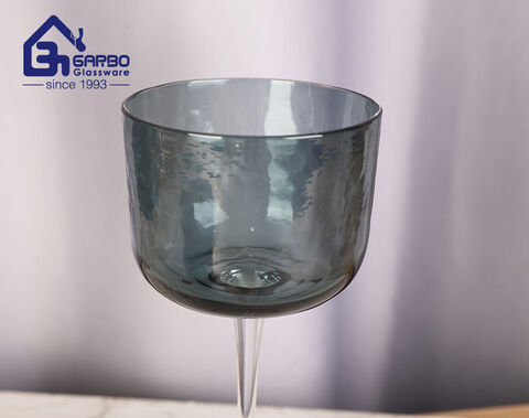 Confezione regalo di calici da vino in vetro colorato grigio fatto a mano per feste