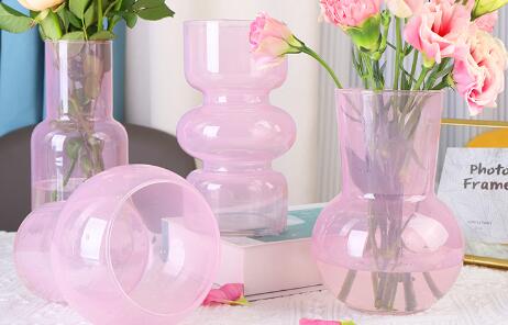 Elegância floral: elevando a decoração da casa com os impressionantes vasos de vidro da GARBO