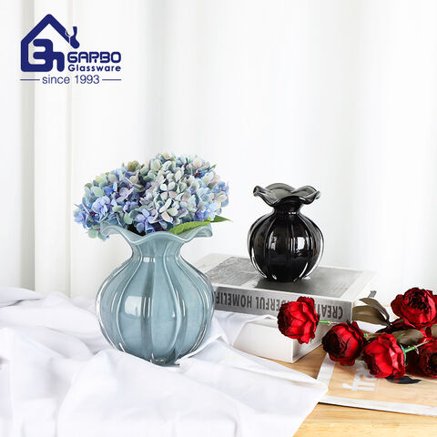Elegante Vase aus einfarbigem Glas mit unregelmäßiger Form für den europäischen Markt