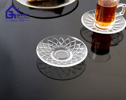 Venta al por mayor de la fábrica del platillo de la taza de cristal del diseño grabado del estilo de Oriente Medio