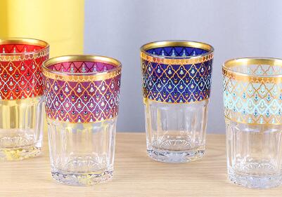Luxuriöse Teetasse aus Glas mit Aufklebern für den französischen und marokkanischen Markt