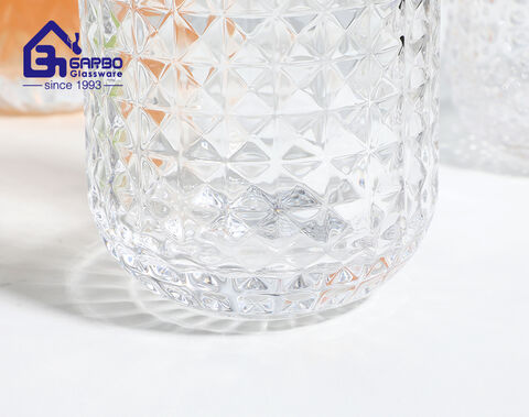 Grande tasse en verre blanc avec différents motifs pour le whisky