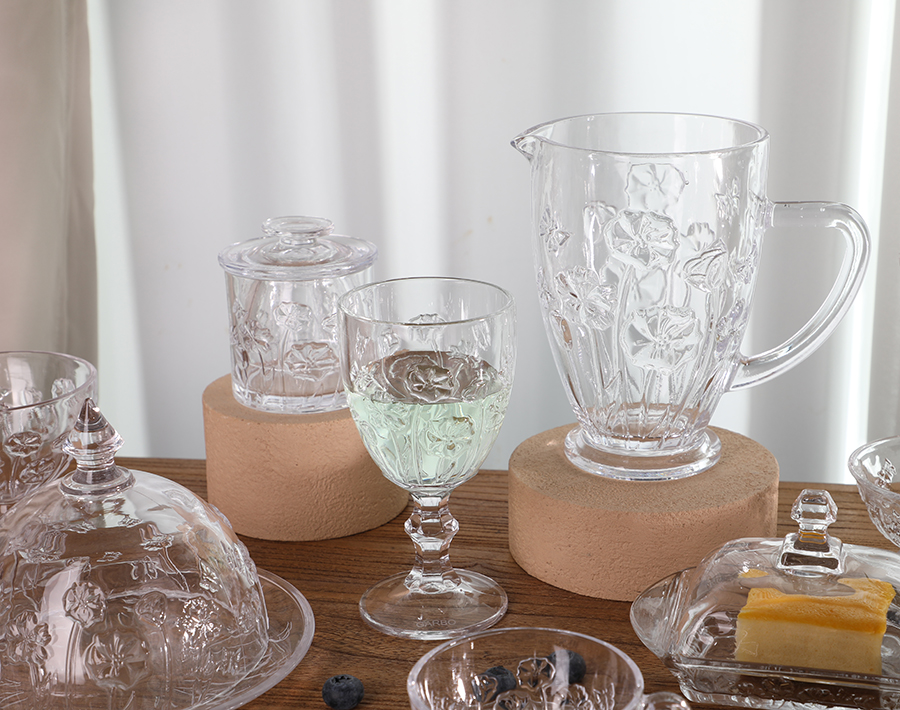 2025 new design own patent embossed flower & butterfly design vintage glass goblet for wine