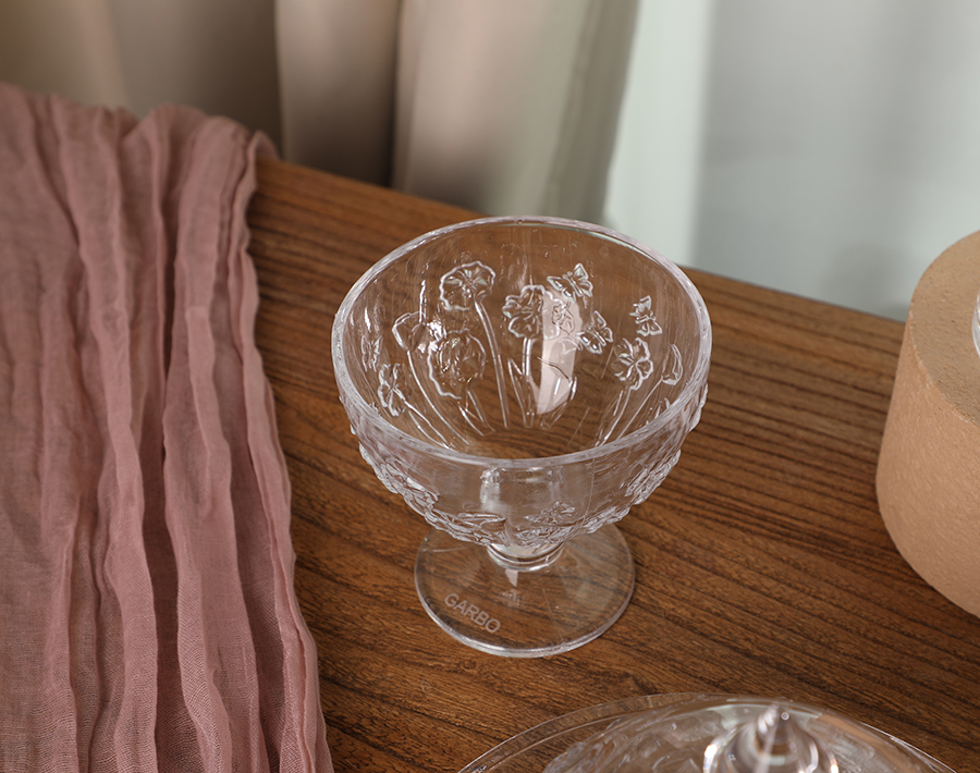 2025 new design own patent embossed flower & butterfly design vintage glass goblet for wine