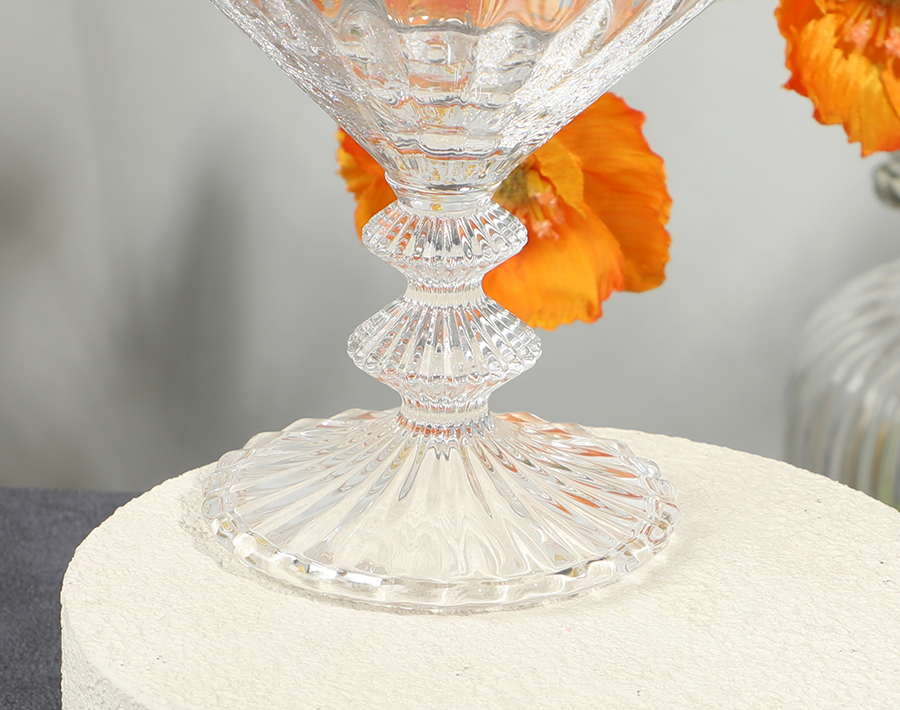 New trends transparent wine glass drinking with unique line design