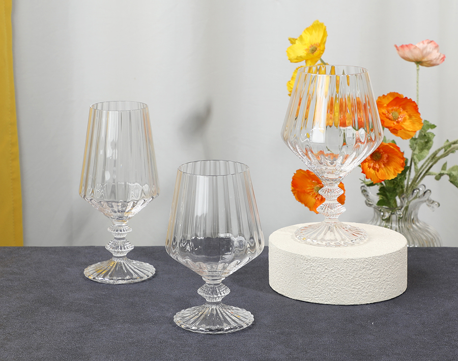 New trends transparent wine glass drinking with unique line design