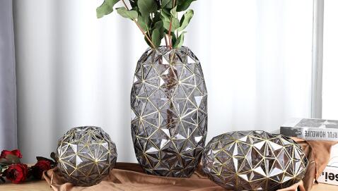 Creative Vases Catch the Eye And Brighten Up The Aesthetics of the Dining Table