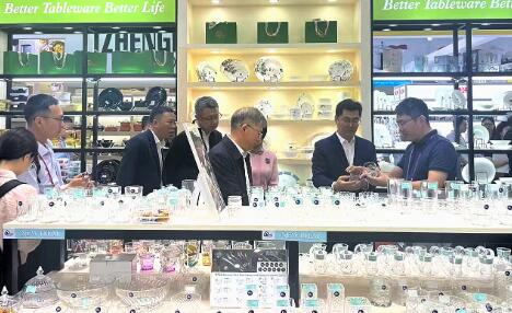 The Mayor of Guangzhou Visits Our Booth at the 136th Canton Fair