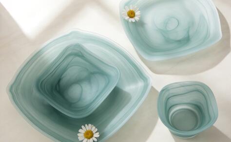 Colored glass bowls and plates showcase Chinese cultural style